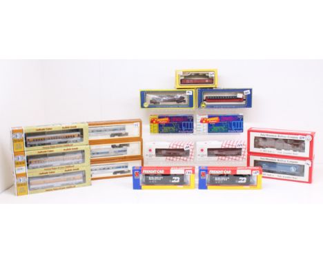 Model Railway: A collection of assorted boxed OO/HO Scale model railway coaches and rolling stock wagons to include: Tyco, Co