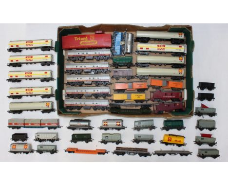 Model Railway: A collection of assorted model railway OO Gauge rolling stock wagons and tankers. Unboxed. Used condition, but