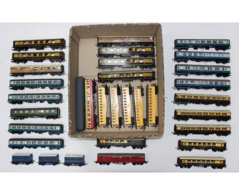 Model Railway: A collection of assorted model railway OO Gauge coaches to include: Pullman, Smoking Cars, and others. Unboxed