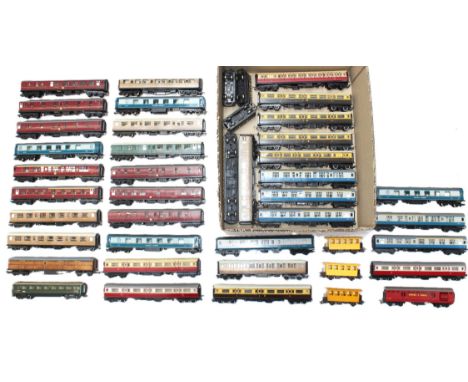 Model Railway: A collection of assorted model railway OO Gauge coaches to include: Golden Arrow, Southern, Pullman and others