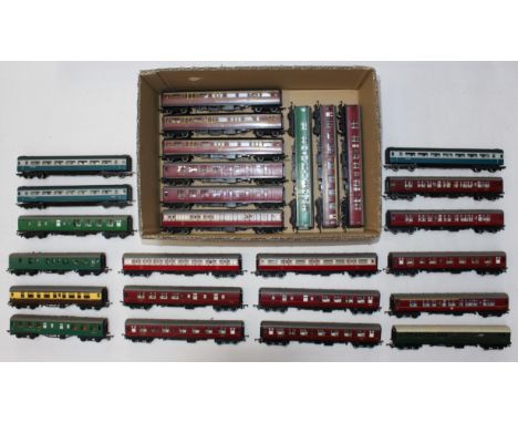 Model Railway: A collection of assorted model railway OO Gauge coaches. Unboxed. Used condition, but visually good. Please as