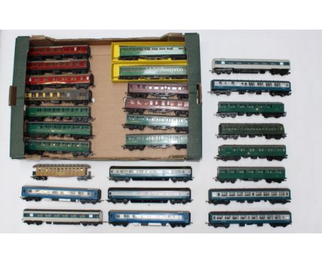 Model Railway: A collection of assorted model railway OO Gauge coaches to include: Pullman, Inter-City and other examples. Un