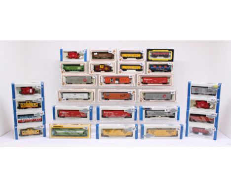 Bachmann: A collection of approx. twenty-five boxed Bachmann HO Scale rolling stock wagons. Original boxes, general wear expe