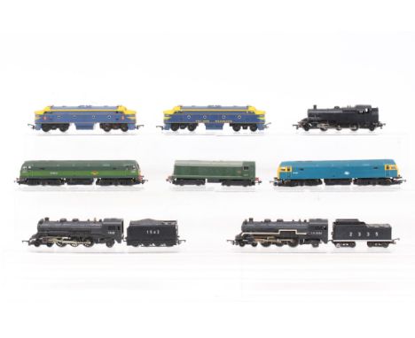 Model Railway: A collection of eight OO Gauge model railway locomotives to include: Mammoth, 47421 D8017, TR 2335, and other 