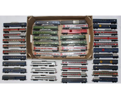 Model Railway: A collection of assorted model railway OO Gauge coaches to include: Transcontinental, Tri-ang Railways, CN and
