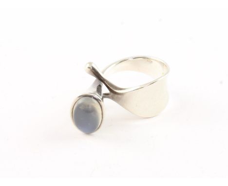 RING, 925/ooo Silber, besetzt mit einem Mondstein, Nr.152, Torun, RG 51, 9,2g, Georg JENSEN, um 1970 