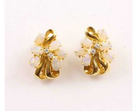 PAAR OPAL-OHRSTECKCLIPS, 750/ooo Gelbgold, Diamanten von zusammen ca. 0,06 ct., L 2,7, 13,9g 