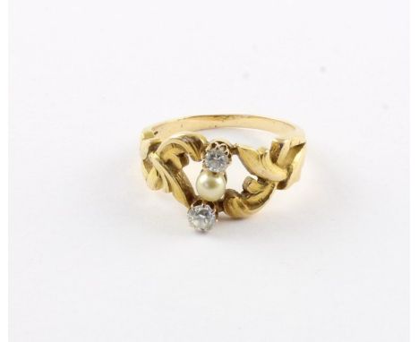 JUGENDSTIL RING, 750/ooo Gelbgold, besetzt mit einer Naturperle und zwei Diamanten, besch., RG 53, 4,2g, um 1900, Expertise v