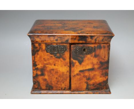 A GEORGE III FAUX TORTOISESHELL JEWELLERY BOX IN THE FORM OF A CABINET, having a hinged lid revealing a compartmentalised she