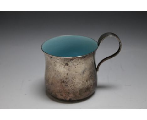 AN AMERICAN ENAMEL INTERIOR MUG BY REED & BARTON, stamped 'sterling - x29 - pointed antique' to the base, H 7.5 cm