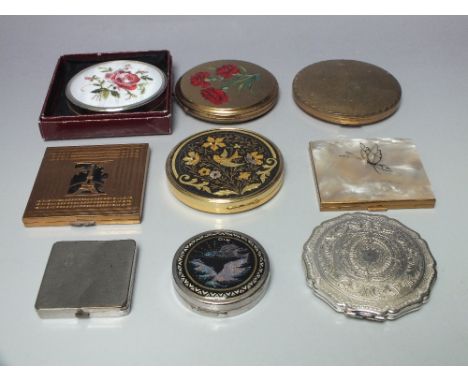 A COLLECTION OF VINTAGE POWDER COMPACTS, various periods and makers, to include examples by Coty, and Stratton (9)