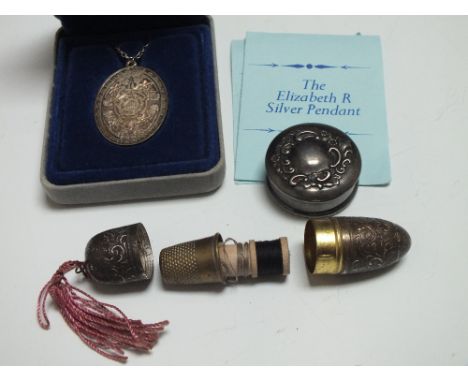 A HALLMARKED SILVER LIDDED PILL BOX - BIRMINGHAM 1927, together with a Franklin Mint 'Elizabeth R silver pendant and a vintag