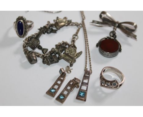 A SMALL COLLECTION OF SILVER JEWELLERY TO INCLUDE A BLOODSTONE SWIVEL FOB BROOCH,  a three piece blue stone jewellery set, a 