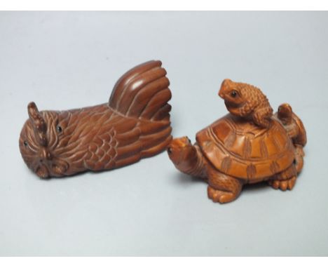 A CARVED WOODEN SIGNED NETSUKE IN THE FORM OF A COCKEREL, the signature on an inset mother of pearl panel, W 5.5 cm, together