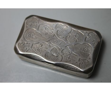  AN EARLY 19TH CENTURY CONTINENTAL SILVER SNUFF BOX, having shaped lid with floral engraving within scrolling design, gilt in