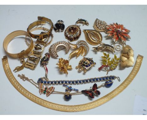 A COLLECTION OF VINTAGE COSTUME JEWELLERY, to include a selection of sixteen brooches, some signed examples, and a selection 