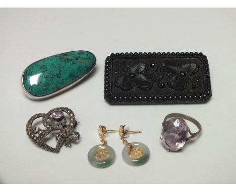 A PAIR OF ORIENTAL STYLE YELLOW METAL AND JADE EARRINGS, together with a silver heart shaped amethyst and marcasite brooch, a