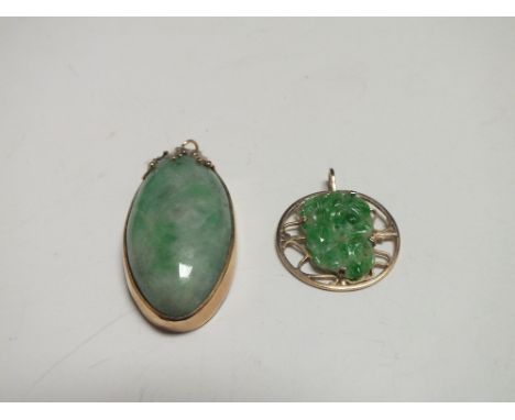 A 9CT GOLD AND GREEN AGATE PENDANT, of oval form, stamped 9ct to reverse, H 4.8 cm (inc. bail), together with an Oriental sty
