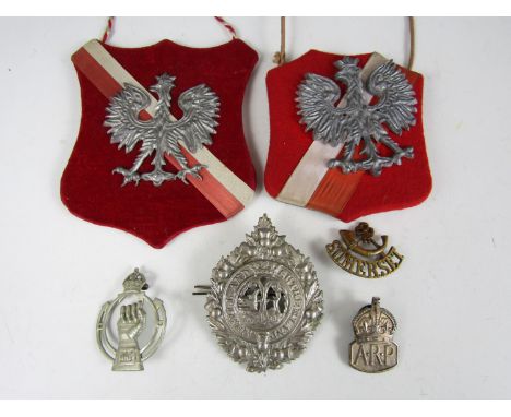 Two Second World War Free Polish Army plaques and sundry military insignia