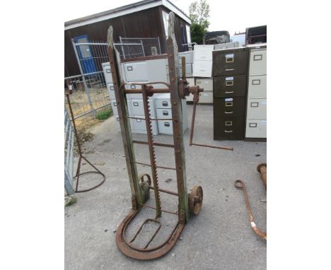 VINTAGE SACK LIFTER