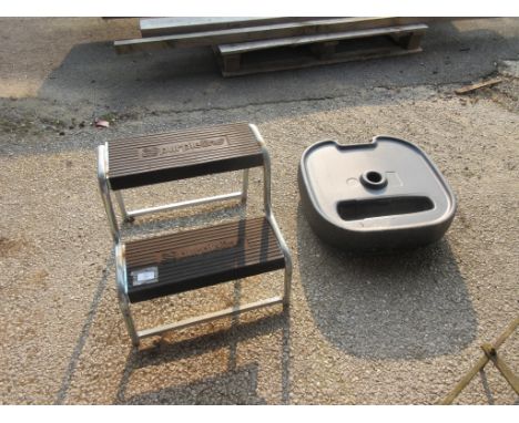 PURPLE LINE CARAVAN STEP WITH A PLASTIC PARASOL BASE