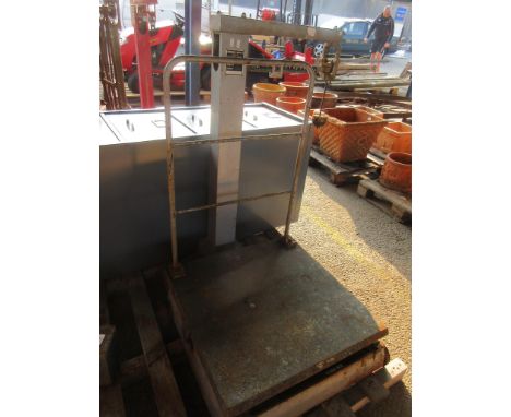 VANDOME &amp; HART LTD 300CWT SACK/BARN SCALE