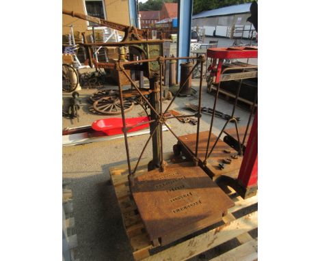 VINTAGE AVERY 300CWT BARN SCALE