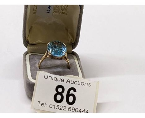 A 9ct gold ring set large topaz, size R half, 5.6 grams.In good condition.