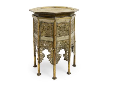 Kursi en laiton ajouré et gravé, Perse XIX-XXe siècle An engraved openwork-brass kursi, Persia, 19th/20th Centuryof octagonal