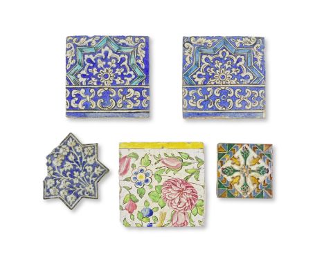 Ensemble de cinq carreaux de pavement, Perse et Espagne XIXe siècle A group of pottery tiles, Persia and Spain, 19th Centuryc
