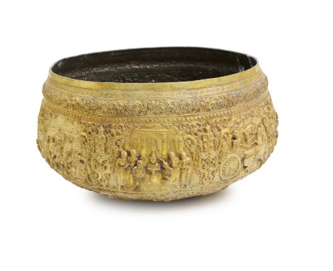 Grand bol à aumônes en cuivre doré repoussé (thaibek), Birmanie XIX-XXe siècle A monumental repoussé gilt-copper alms bowl (t