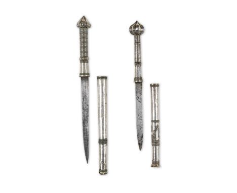 Deux dagues Birmanes en acier à manches en argent (dhas), Birmanie XVIII-XIXe siècle Two Burmese silver-hilted steel daggers 