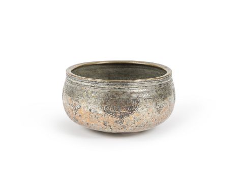 Bol Timuride en cuivre étamé, Perse XVe siècle A Timurid tinned-copper bowl, Persia, 15th Centuryof deep rounded form with sl