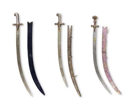 Trois épées en acier à poignées à décor koftgari or et argent, Inde XXe siècle Three silver and gold koftgari-steel swords, I