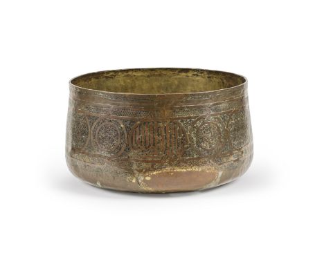 Bassin Mamelouk en cuivre, Egypte ou Syrie XIV-XVe siècle A large Mamluk copper basin, Egypt or Syria, 14th/15th Centuryof de