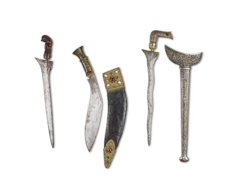 Un kukri serti de pierres et deux kris, Népal et Indonésie XIXe siècle A gem-set kukri and two kris, Nepal and Indonesia, 19t