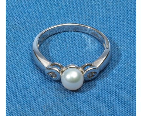 9ct white gold ring with diamond chip shoulders and a pearl, size N