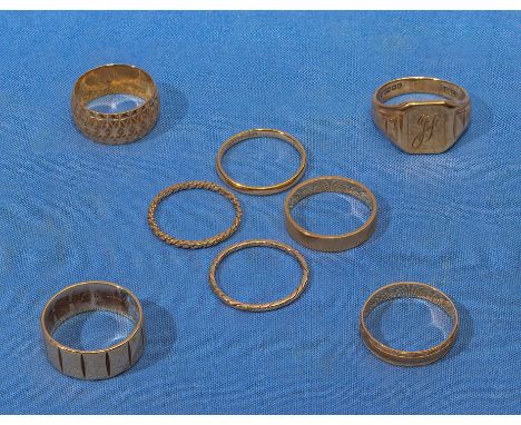 Gents 9ct signet ring, two broad wedding bands and five others, 22gms