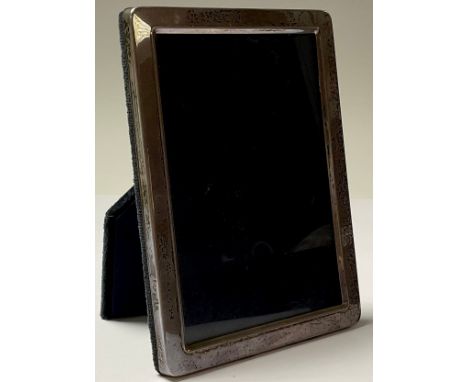 An Elizabeth II silver rectangular easel photograph frame, 15cm high, Sheffield 1997 