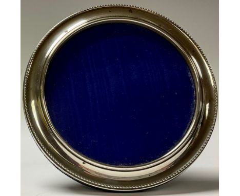 An Elizabeth II silver circular easel photograph frame, 14cm diam, Birmingham 1996 