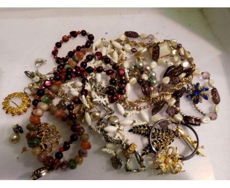 Collection of mixed costume jewellery, including silver and brooches. UK P&amp;P Group 1 (£16+VAT for the first lot and £2+VA