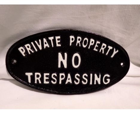 Cast iron oval No Trespassing sign, L: 24 cm. UK P&amp;P Group 1 (£16+VAT for the first lot and £2+VAT for subsequent lots) 