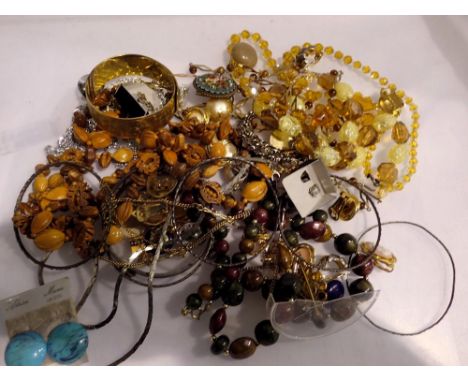 Mixed costume jewellery. UK P&amp;P Group 1 (£16+VAT for the first lot and £2+VAT for subsequent lots) 