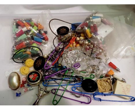 Mixed costume jewellery. UK P&amp;P Group 1 (£16+VAT for the first lot and £2+VAT for subsequent lots) 