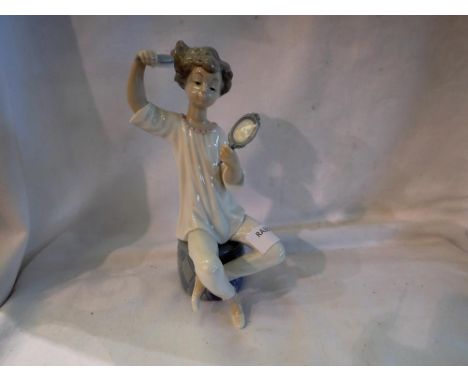 Lladro figurine of a girl brushing her hair, H: 22 cm. UK P&amp;P Group 2 (£20+VAT for the first lot and £4+VAT for subsequen