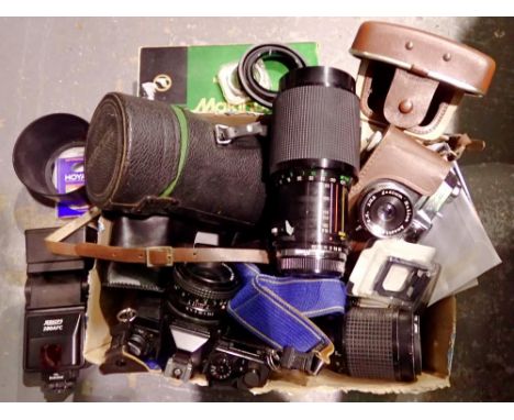 35mm SLR film camera with large quantity of accessories. UK P&amp;P Group 3 (£30+VAT for the first lot and £8+VAT for subsequ