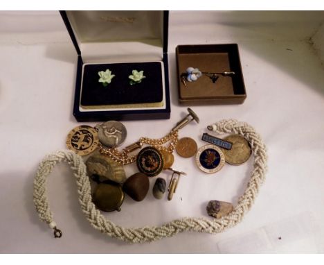 Mixed items, including boxed jewellery. UK P&amp;P Group 1 (£16+VAT for the first lot and £2+VAT for subsequent lots) 