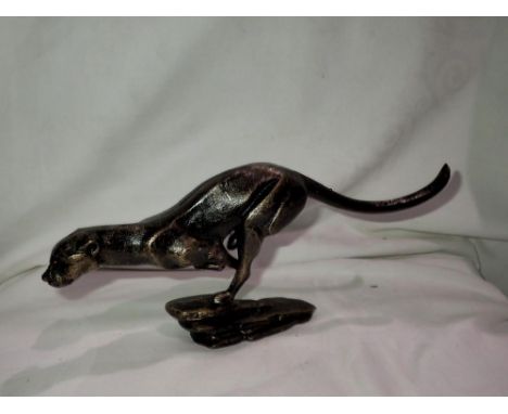 Cast iron running cheetah figure, L: 30 cm. UK P&amp;P Group 1 (£16+VAT for the first lot and £2+VAT for subsequent lots) 