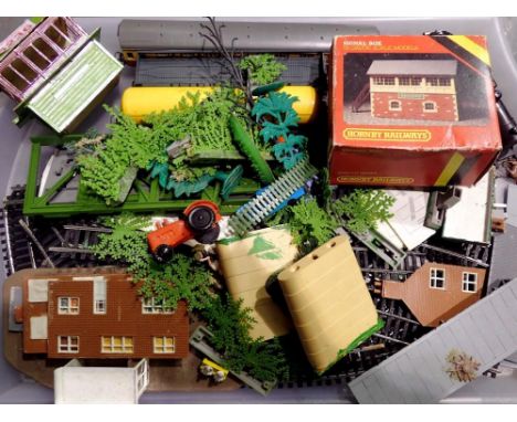 Small quantity of Lima &amp; Hornby model railway track/rolling stock/locos in OO gauge. Not available for in-house P&amp;P 