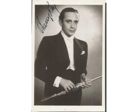 Harry Roy signed 6 x 4 vintage photo.  British dance band leader and clarinet player Good condition. All items come with a Ce
